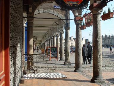 Sous les arcades de la Grand Place