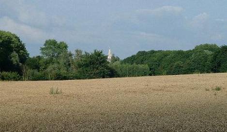 Le beffroi surgit au détour des champs et des bois de la citadelle