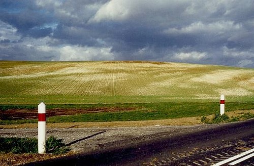 Route picarde par ciel d'orage...