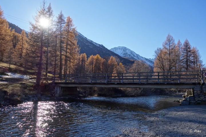 Contre-jour sur la Clarée, vers le pont de la Lame Contre-jour sur la Clarée, vers le pont de la Lame