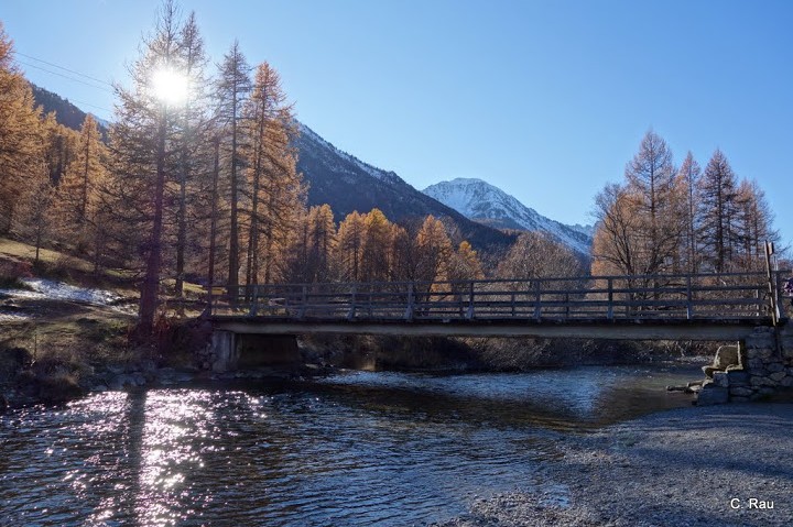 Contre-jour sur la Clarée, vers le pont de la Lame