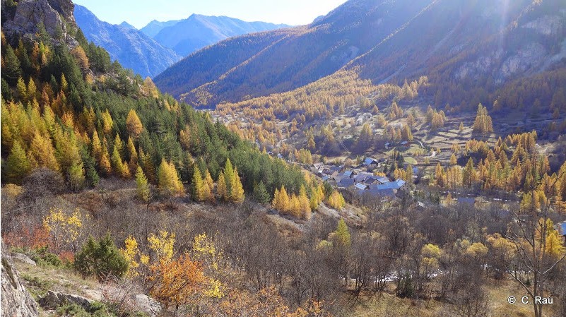 La vallée de Névache depuis le sentier du Vallon La vallée de Névache depuis le sentier du Vallon