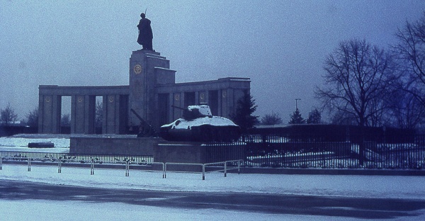 Le mémorial soviétique à Berlin-Ouest fin 1973... C Rau