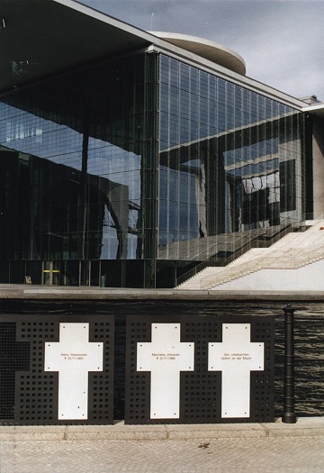 Les tombes symboliques de victimes du Mur, devant la chancellerie (Photo S. Bertko)