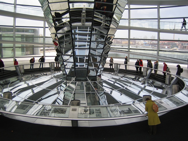 La coupole du Reichstag (Renzo Piano) est une attraction touristique (photo S Bertko 2006)