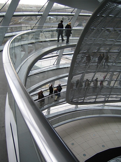 Sur la passerelle hélicoïdale de la coupole... (Photo S. Bertko 2006)