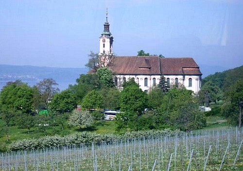 Birnau surplombe le lac et les vignobles...