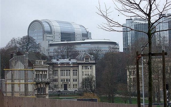 Le "caprice des dieux" : surnom du Parlement Européen (Parc Léopold)