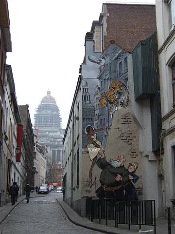 Dans le quartier des Marolles, dominé par le Palais de Justice, présent également sur cette fresque...