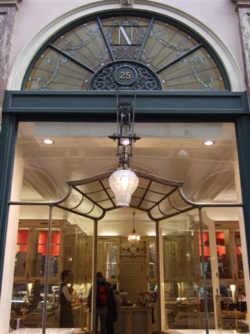 Entrée d'un magasin de la galerie Saint-Hubert