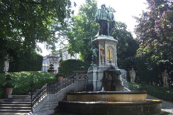 Le square du Petit Sablonn entre les palais de Justice et le palais royal