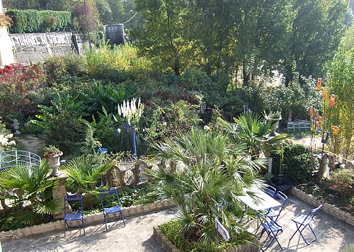 Imaginez la barre d'un viaduc bruyant et polluant au fond de ce jardin enchanteur...