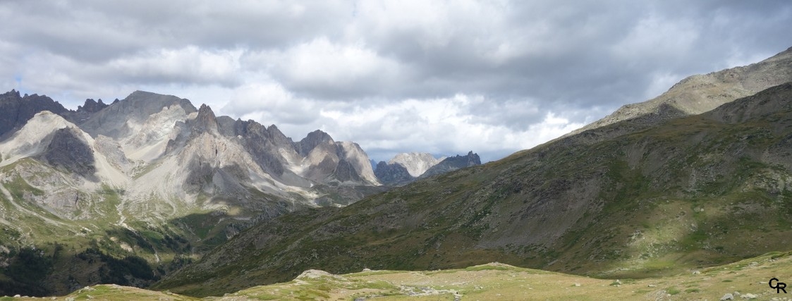 Vue du lac de la Cula vers les Rochilles