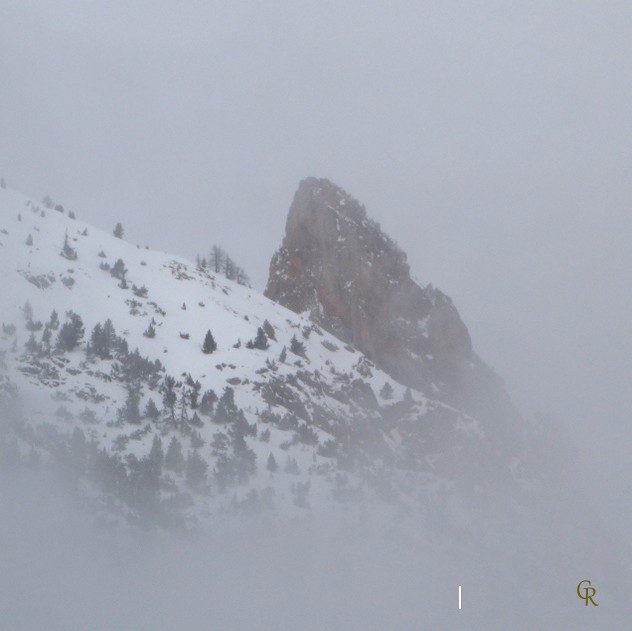 L'Aiguille rouge dans une fenêtre de brume