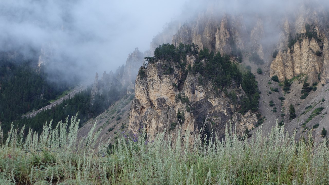 Reliefs de brume sur les rochers des Thures... C. Rau 2016