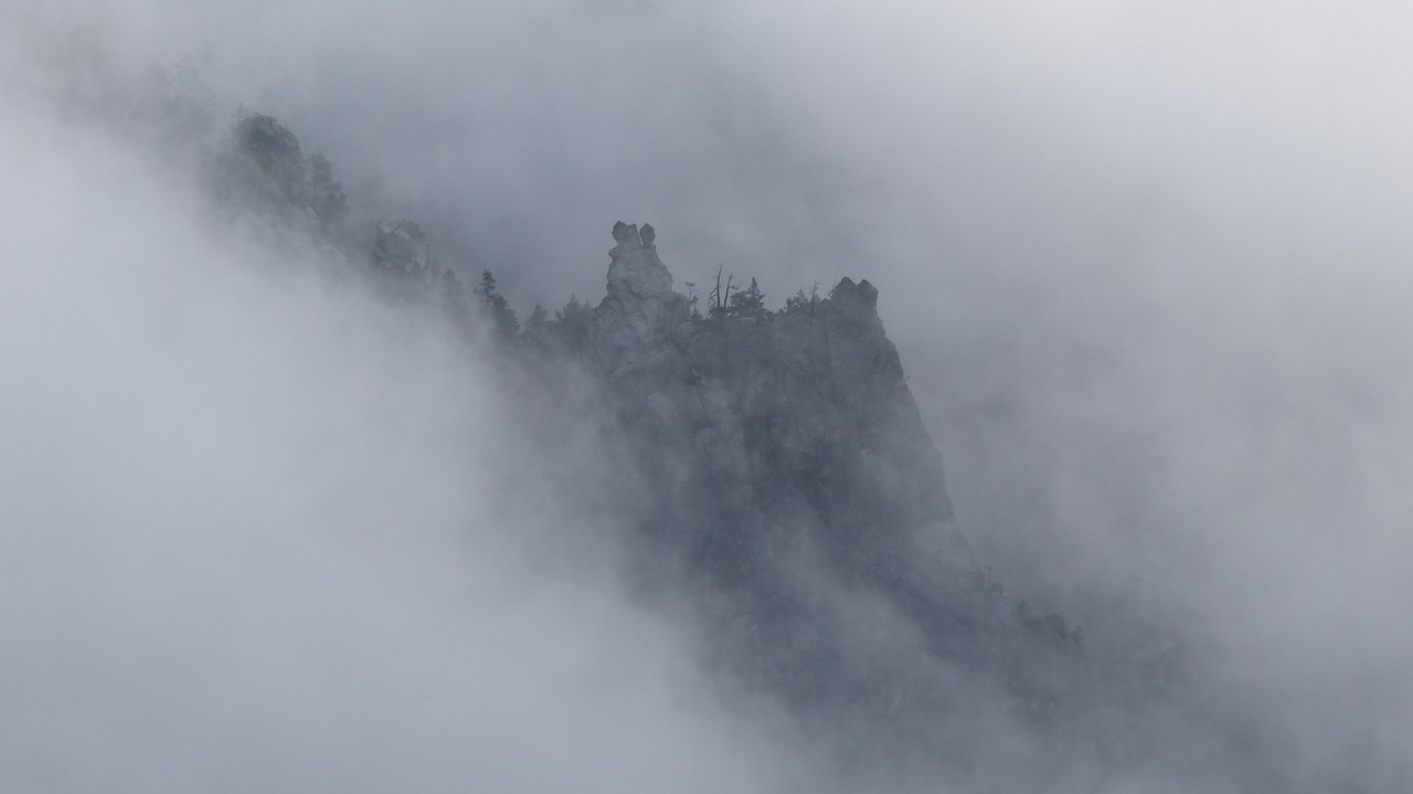 Fortifications naturelles sous les brumes du Col de l'Echelle... C. Rau 2017