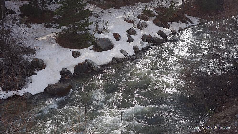 La Clarée gonflée et chargée de boues vient de passer sous le pont de la Lame (Pont Sergent Jean Tane