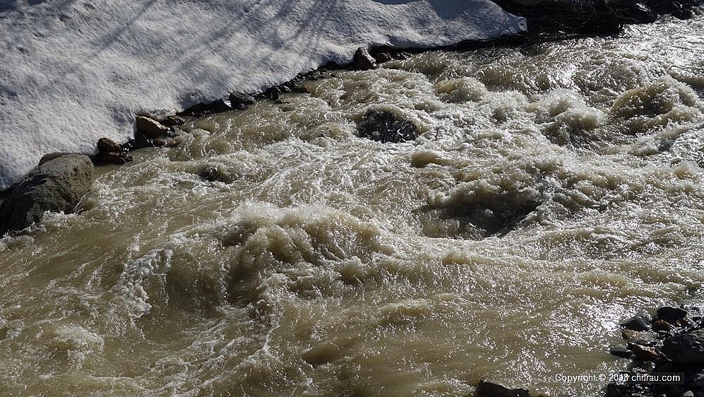 La Clarée gonflée et chargée de boues amorce sa descente tumultueuse vers Plampinet La Clarée gonflée et chargée de boues amorce sa descente tumultueuse vers Plampinet