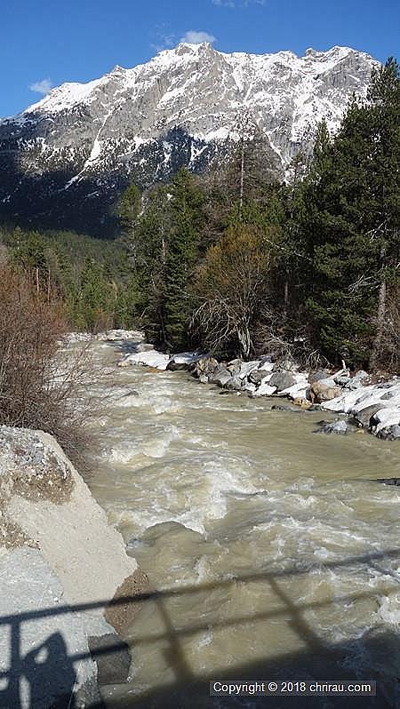 La Clarée gonflée et chargée de boues vient de passer sous le pont de la Lame (Pont Sergent Jean Tane)