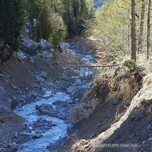 Le torrent du Roubion jaillit au pied des versants ravinés des Thures Le torrent du Roubion jaillit au pied des versants ravinés des Thures