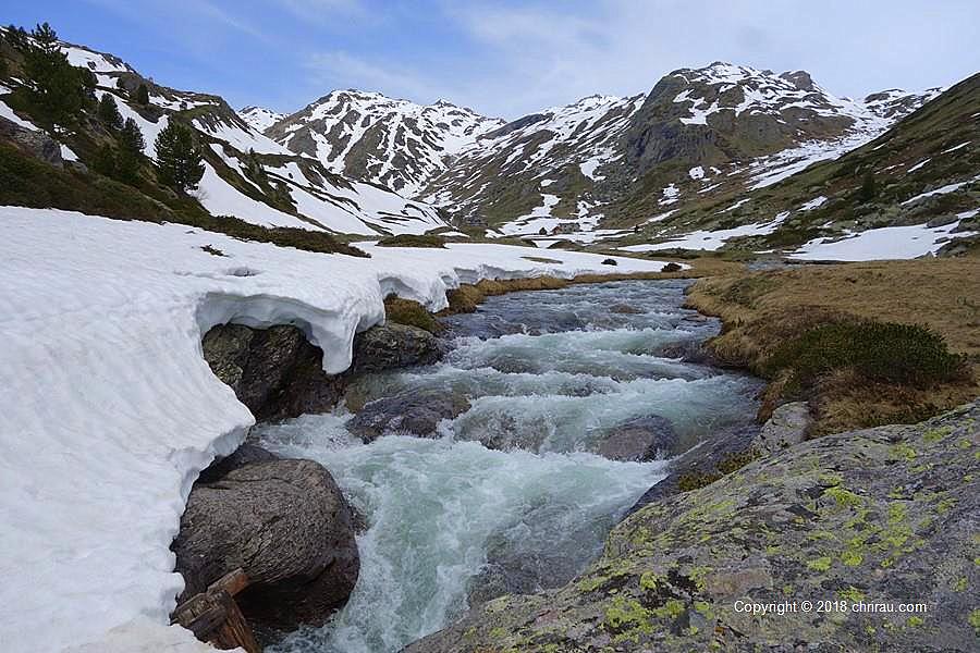 La neige s'ouvre pour laisser passer la Clarée...