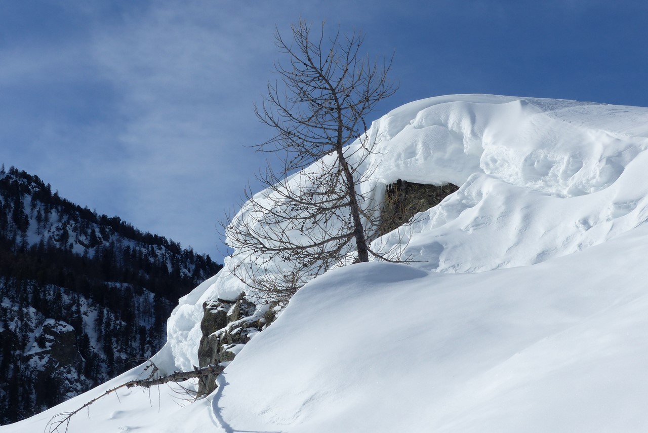 Tel un sphinx, le verrou glaciaire de Lacou surplombe le village - C. Rau 2018