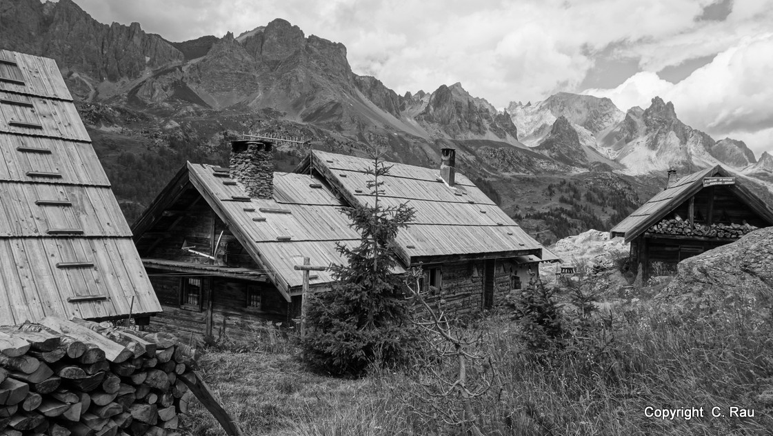 Les chalets du Ricou, face aux Cerces - © C. Rau