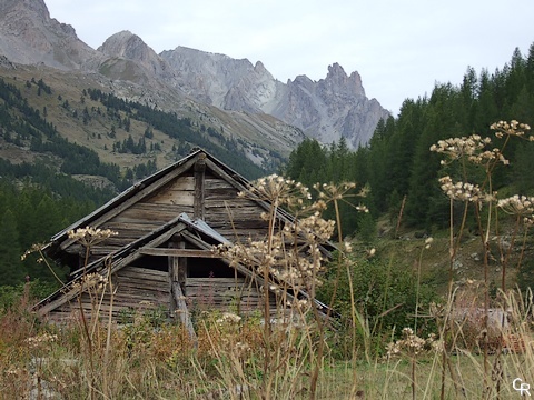 Au pied des cascades de Fontcouverte, le passage romantique des chalets de La Meuille