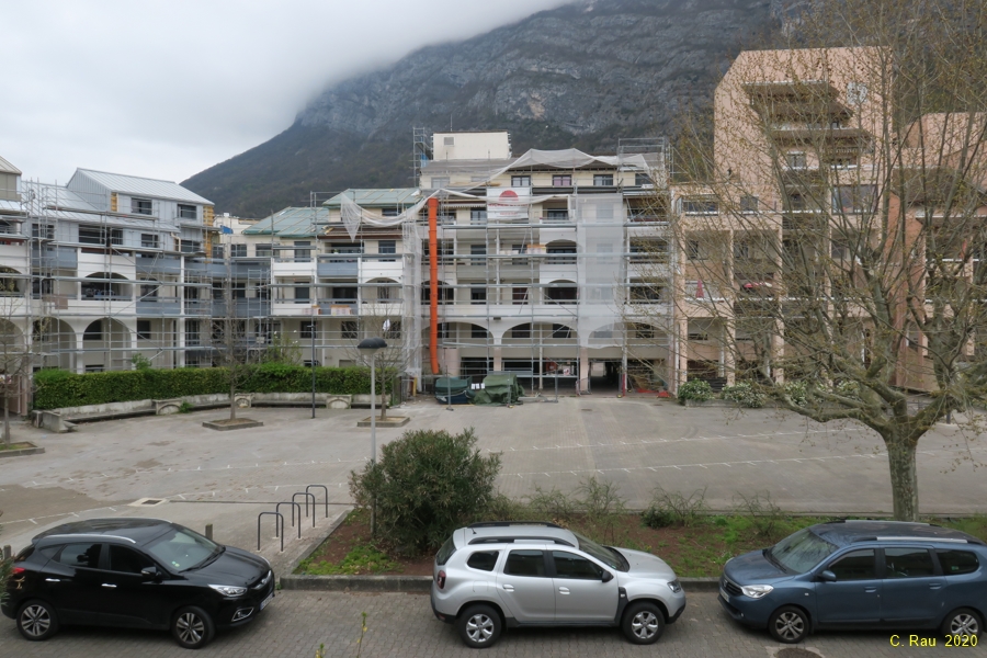 Notre place désertée, et son chantier de rénovation qui semble couvert de toiles d'araignées...