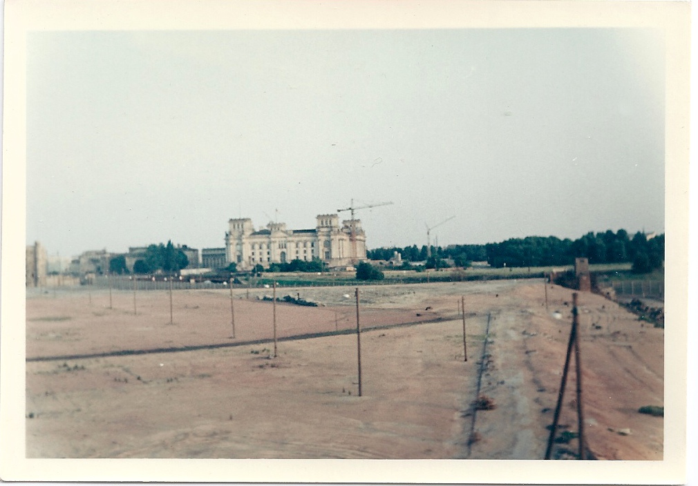 Côté est, travaux du Mur aux abords du Reichstag (ouest)  Photo Michel Rau, vers 1963 ?