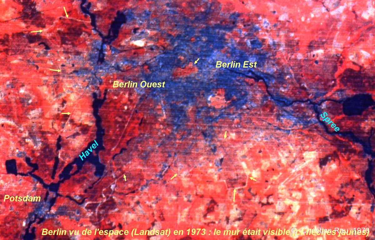 Berlin vue du satellite de télédétection Landsat en 1973. Le mur est visible, autour de Berlin ouest...