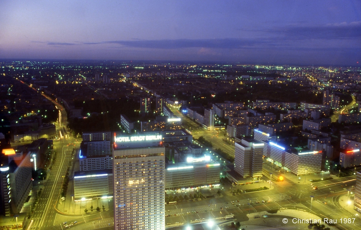 Le centre de Berlin Est vu de nuit de la plateforme de la Tour de télévision (Ete 1987)