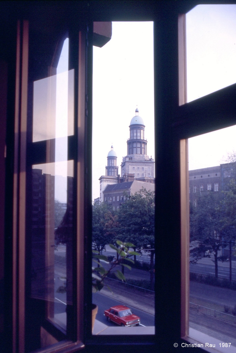 Loggia d'un appartement neuf de la Bersarinstrasse à Berlin-Est en 1987