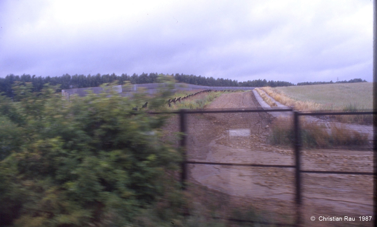 Le Rideau de Fer photographié depuis le train, le 27 juillet 1987 (C. Rau)