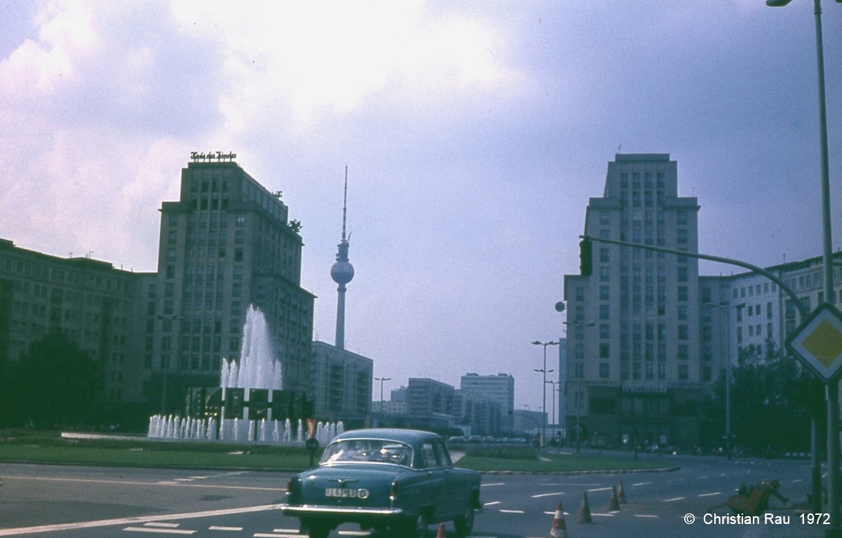 Berlin Est, architecture soviétique et Trabant" (1972)
