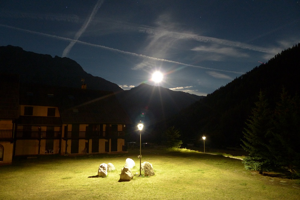 Névache by night : pleine Lune sur la Pointe de Péclet - photo C. Rau 2017-09