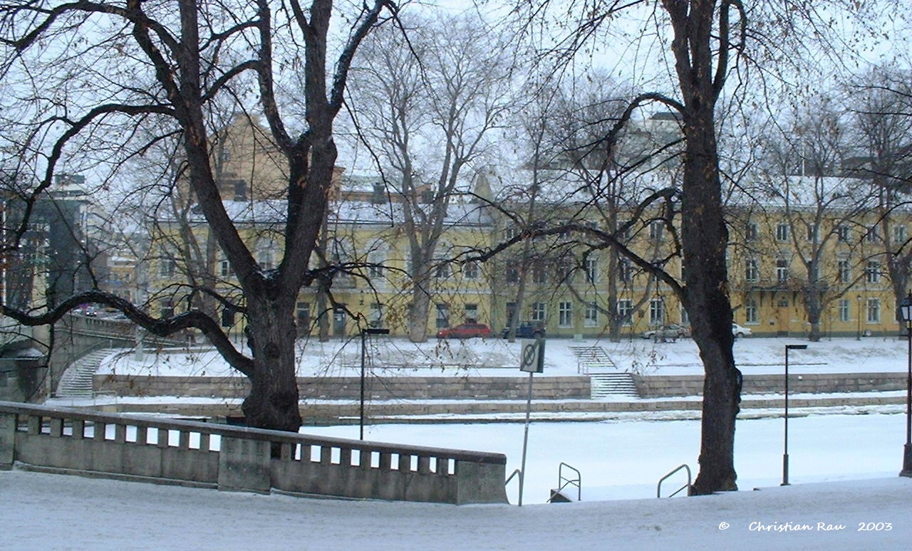 Au centre de Turku, l'Aura gelée