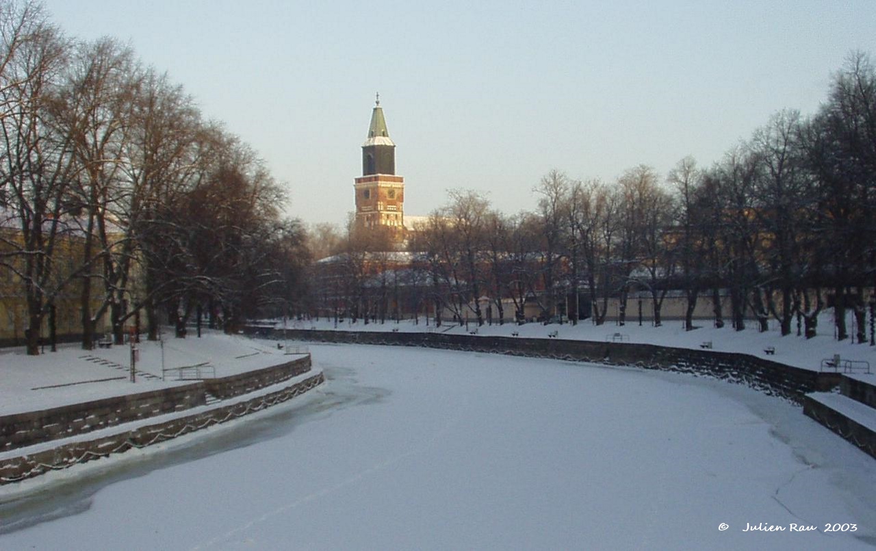 La rivière Aura gelée et la cathédrale de Turku