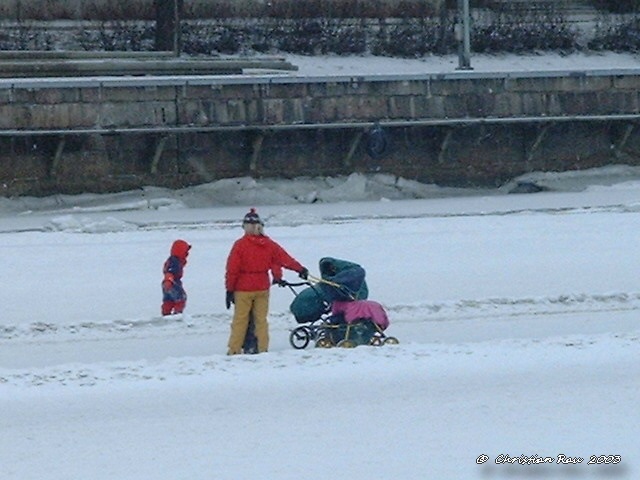 Promenade familiale sur l'Aura gelée