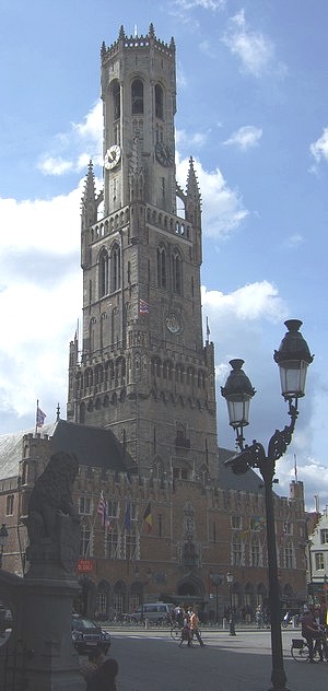 L'imposant beffroi domine la place du marché et marque le centre de la ville.