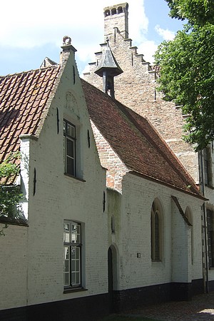 L'enclos ombragé du béguinage...