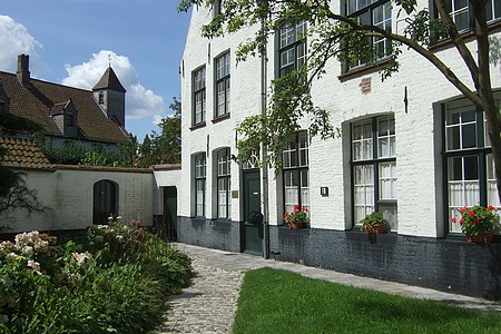 Un jardinet privé du béguinage.