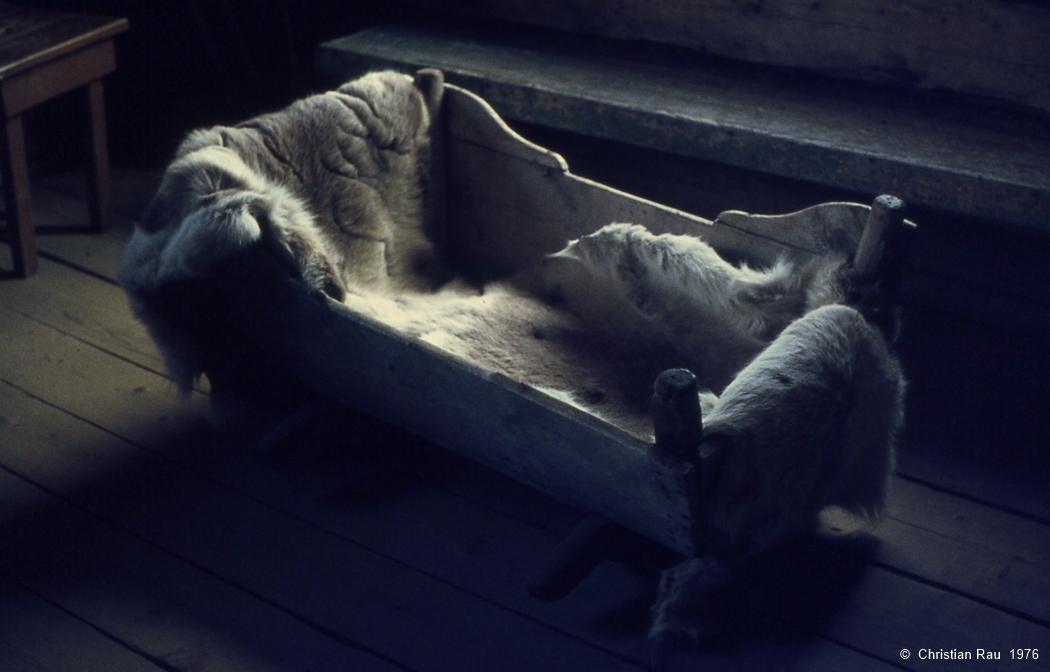 Intérieur d'une cabane laponne, avec un berce