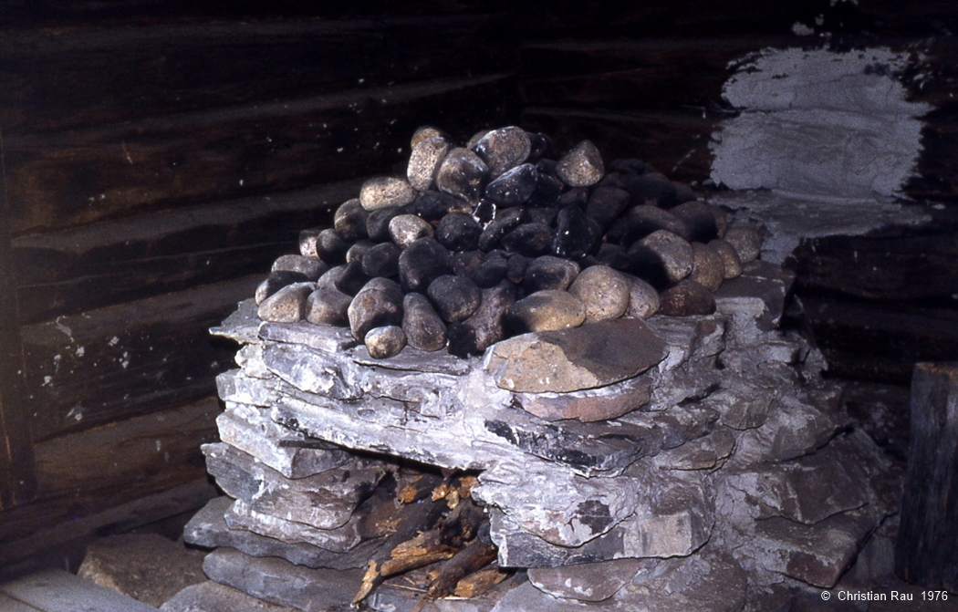 Intérieur d'une cabane laponne, avec le sauna Intérieur d'une cabane laponne, avec le sauna