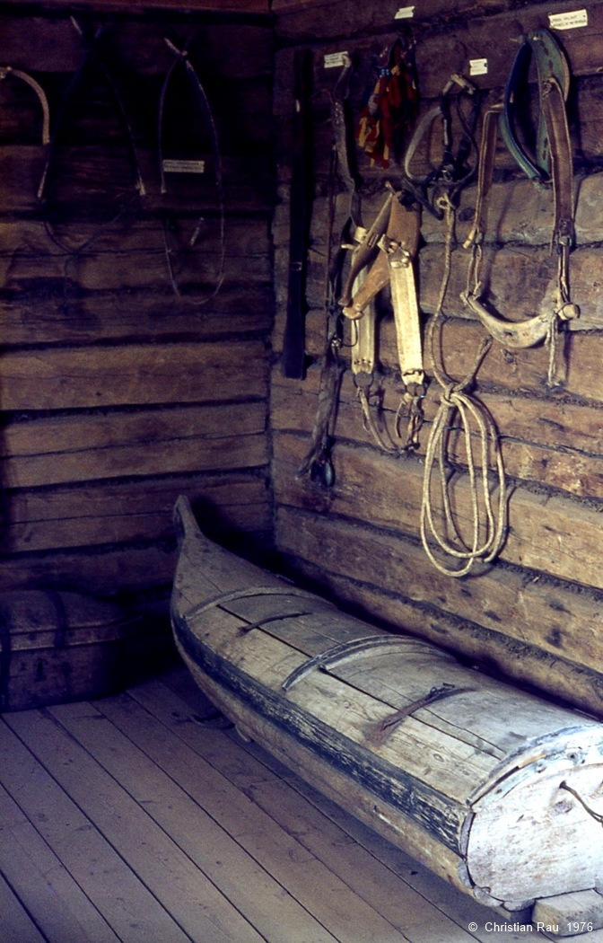 Intérieur d'une cabane laponne, avec la "pulka" (traîneau couvert) Intérieur d'une cabane laponne, avec la "pulka" (traîneau couvert)