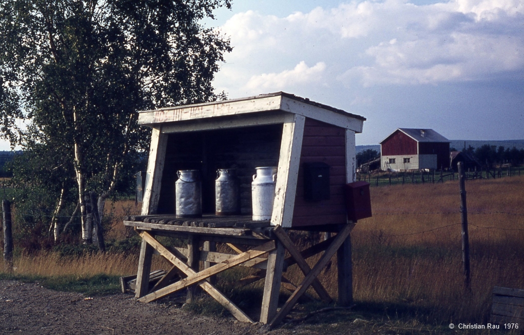 Le ramassage du lait est organisé, au bord de la piste... Le ramassage du lait est organisé, au bord de la piste...