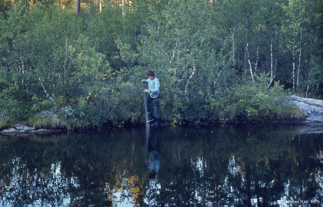 Jeune lapon de Karasjok relevant ses filets