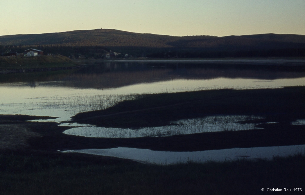 Crépuscule sur la rivière Karasjokki Crépuscule sur la rivière Karasjokki
