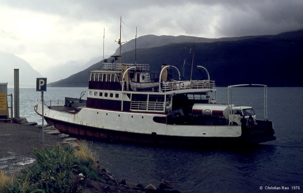 Traversée du fjord de Lyngen avec le bac... Traversée du fjord de Lyngen avec le bac...