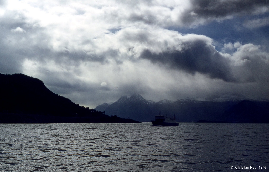 Traversée du fjord de Lyngen avec le bac... Traversée du fjord de Lyngen avec le bac...